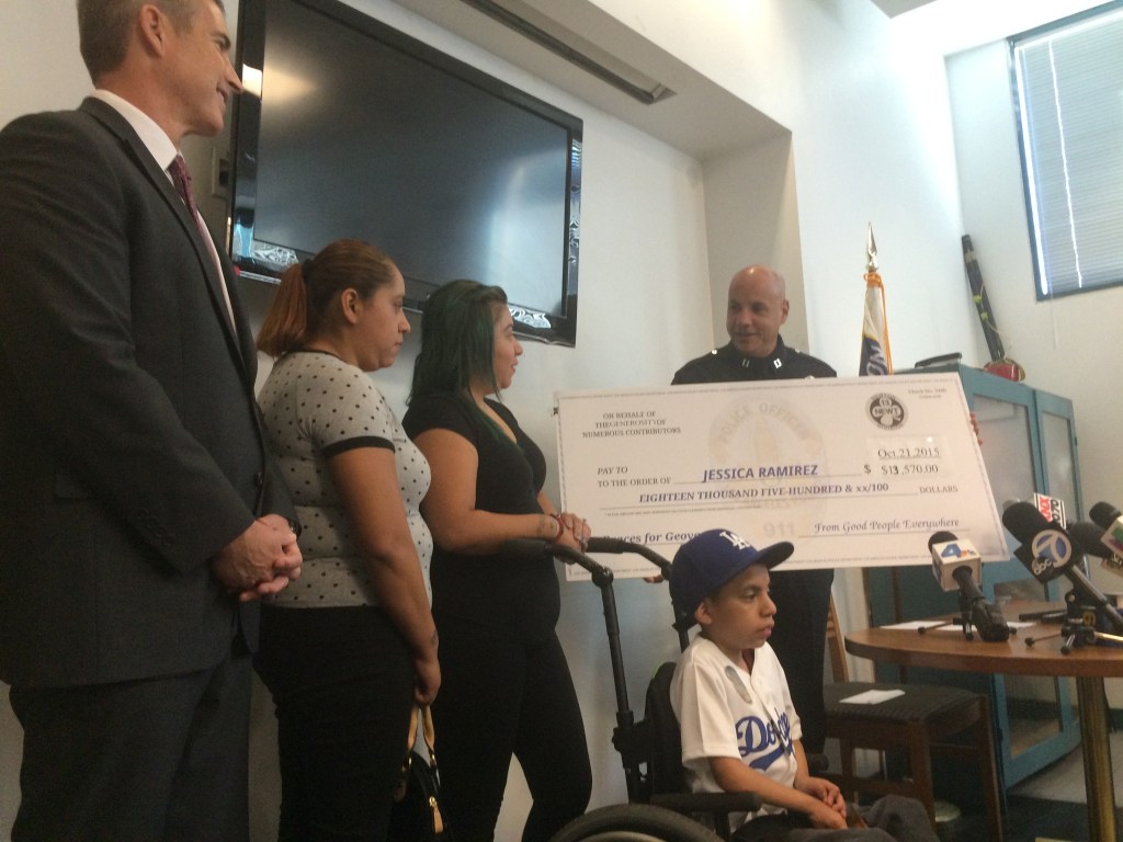 Jessica Ramírez recibe el dinero de parte del LAPD