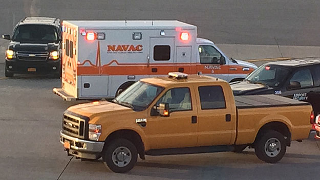 Foto tomada por un pasajero, de la ambulancia en la que fue trasladado el piloto después que el avión aterrizó en  Syracuse. 