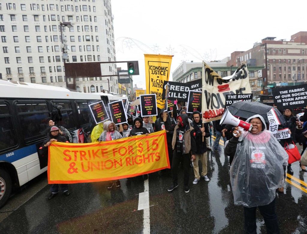 Cientros protestan en Harlem por los derechos de los trabajadores y el incremento a $15 dolares la hora. Demostraciones en todo el pais. Foto Credito: Mariela Lombard / El Diario.