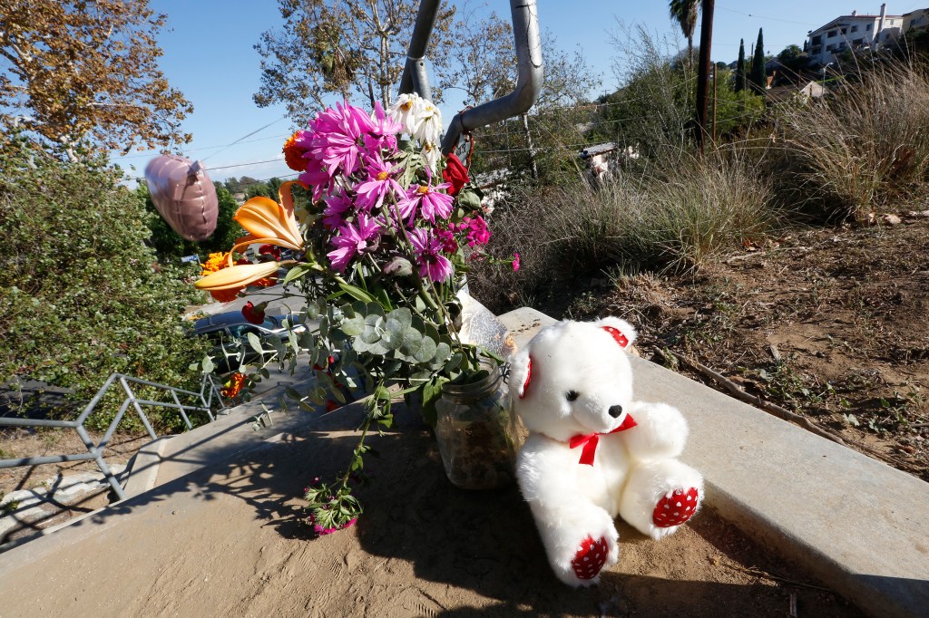 Un altar con ositos de peluche y flores fue creado en el lugar donde se encontraron los cuerpos de las jovencitas en el parquet E. Debs de Montecito Heights./ AURELIA VENTURA