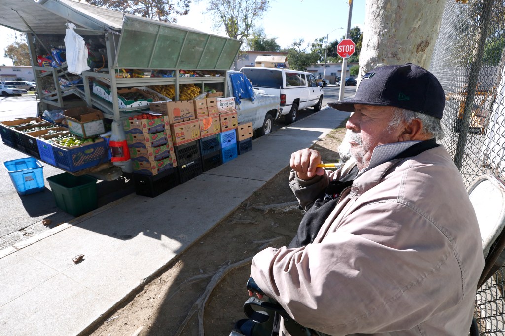  José Trinidad Herrera, conocido como "Don Trino", ha llevado frutas y verduras a Ramona Gardens desde hace varias décadas. /AURELIA VENTURA 