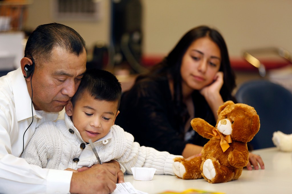  Jaime Díaz sostiene a su hijo adoptive, Bryan, de 4 años, durante la ceremonia de adopción realizada recientemente en la corte infantil del condado de Los Ángeles. /AURELIA VENTURA