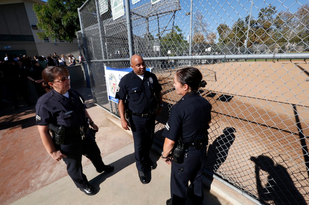 Agentes del LAPD en el Lemon Grove Park. patrullan la cancha de baloncesto. / Aurelia Ventura