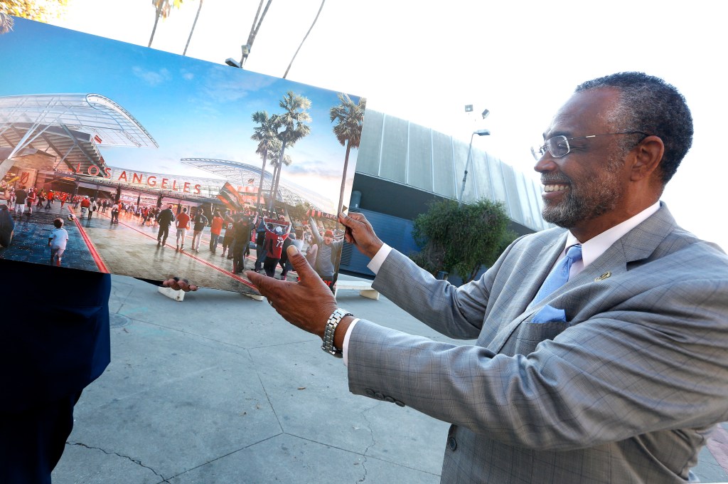 11/24/15 /LOS ANGELES/Ninth Council District, Councilmember Curren D. Price Jr. holds an artist sketch of the proposed Los Angeles Football Club Stadium Development Project that will replace the existing Los Angeles Sports Arena. (Photo by Aurelia Ventura/La Opinion)