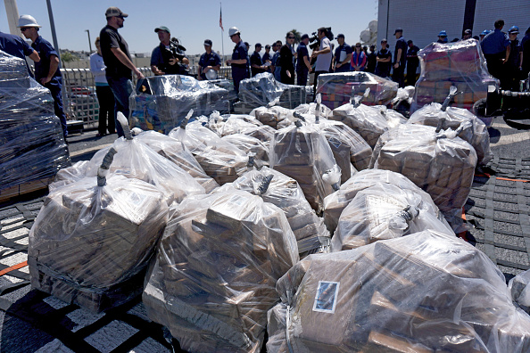 La Guardia Costera custodia 28 mil libras de cocaína confiscadas cerca de San Diego, California.