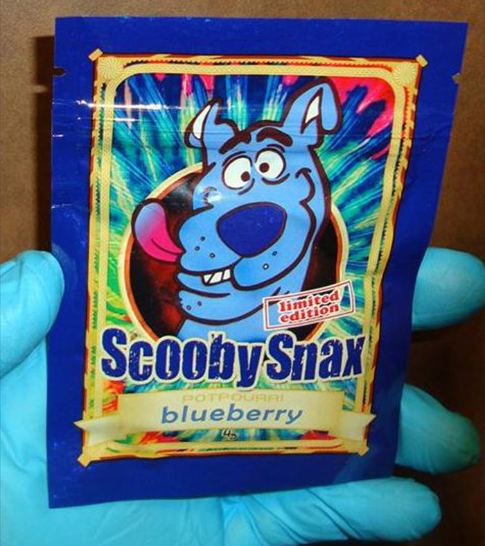 La droga sintética también se esconde en paquetes de dulces de marcas legítimas, para su distribución en las calles. 