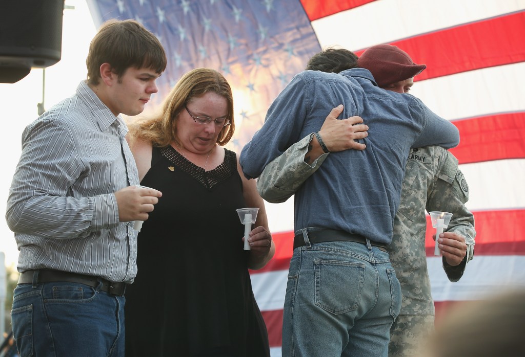 Mel Gliniewicz, viuda del teniente Joe Gliniewicz, y sus hijos, durante una vigilia en su memoria, el 2 de septiembre de 2015. 