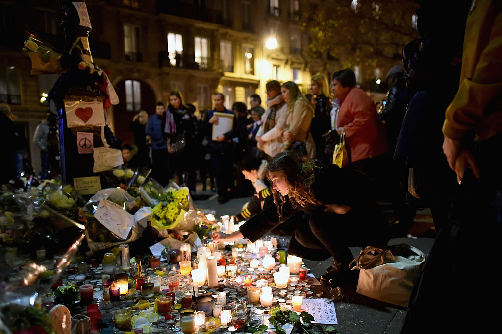 Tributo a las víctimas de los ataques en París en las afueras de la sala de conciertos Bataclan.