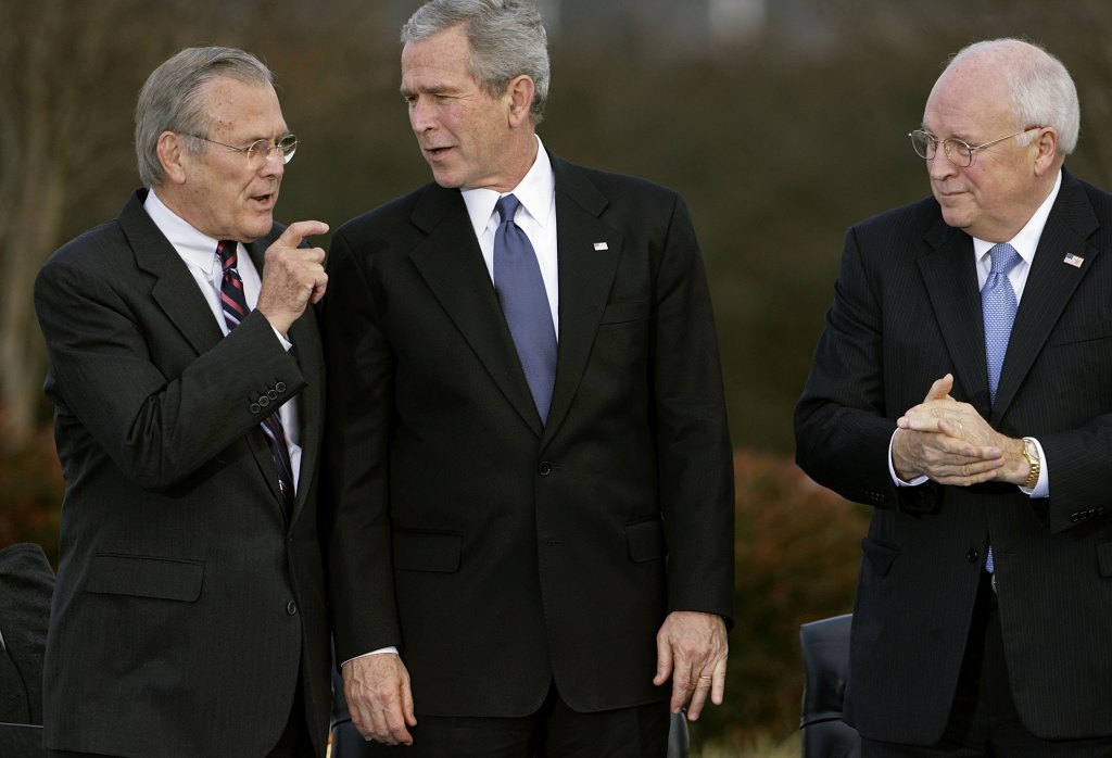 El Secretario de Defensa, Donald Rumsfeld, junto al presidente George W. Bush y el vicepresidente Dick Cheney, en Arlington, Virginia, en 2006.