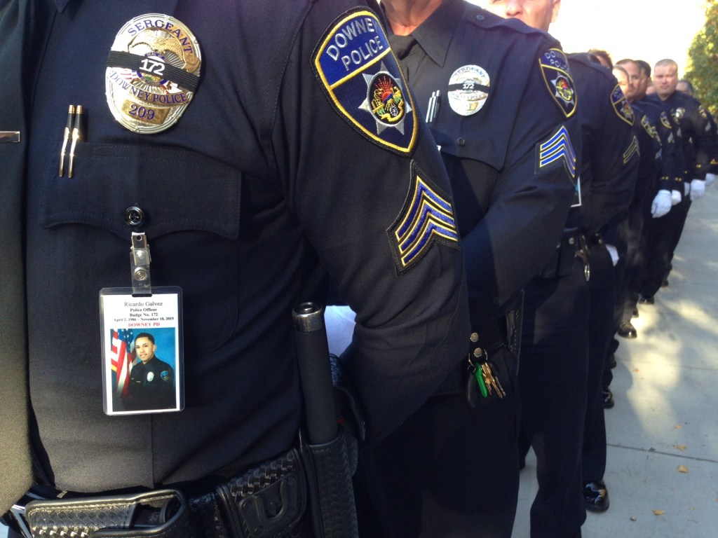 Agentes del orden portan imagen de Gálvez sobre sus uniformes. (Isaías Alvarado/La Opinión)