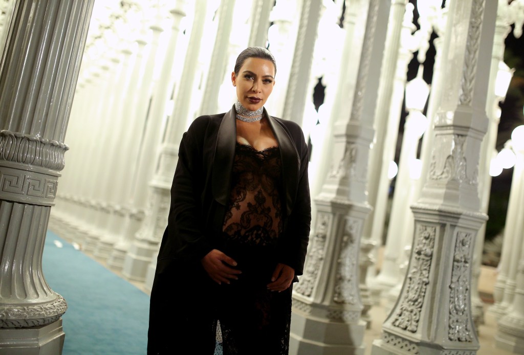 Kim Kardashian mostró su embarazo posando para los fotógrafos.