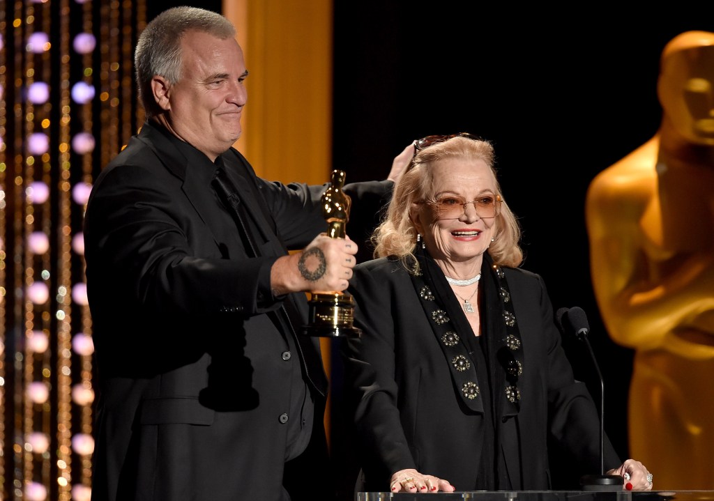 El director Nick Cassavetes le entregó el Oscar honorífico a su madre, Gena Rowlands.