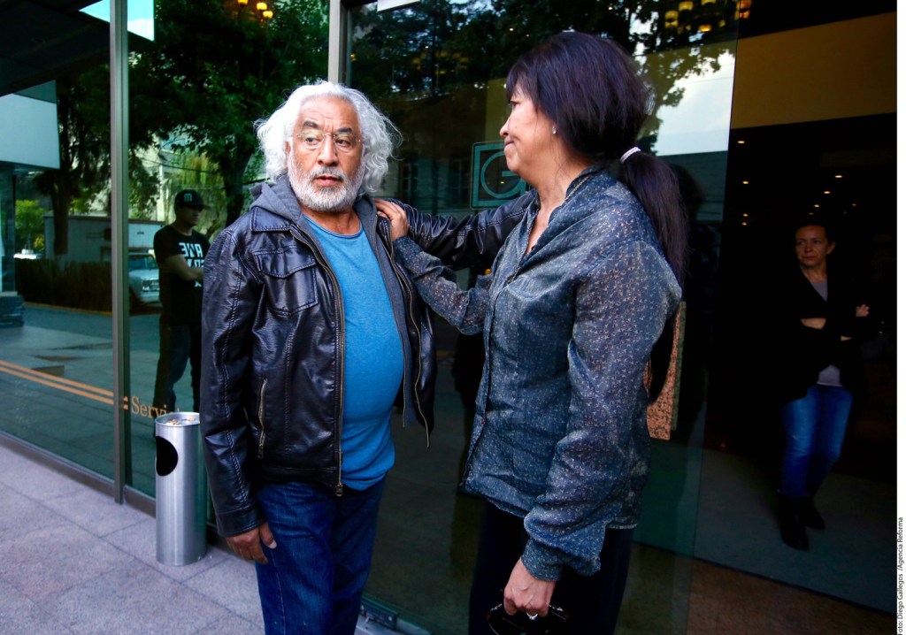 El actor Rafael Inclán con la viuda de Germán Robles.