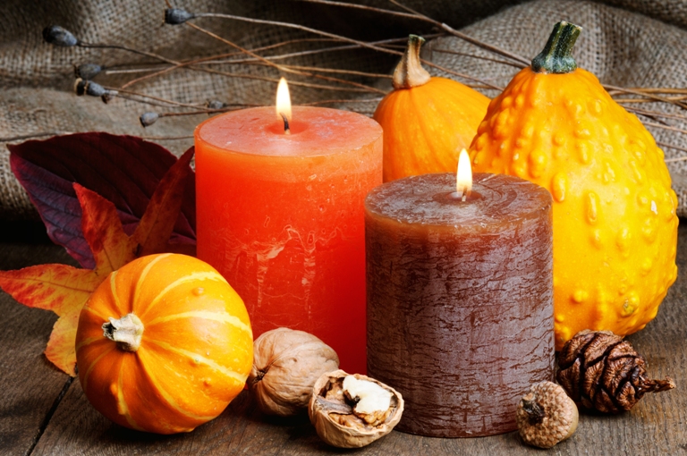 Las velas en tonos tierras no pueden faltar en la decoración de la mesa de Thanksgiving.