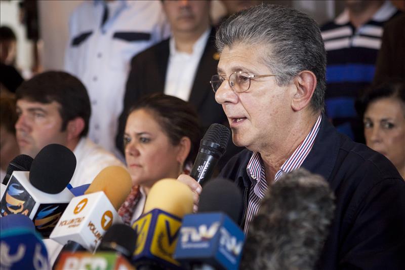 Líder socialdemócrata venezolano ve difícil que Maduro llegue a su fin "natural" En la imagen, el miembro del comité ejecutivo de la alianza opositora Mesa de la Unidad Democrática (MUD) Henry Ramos Allup.