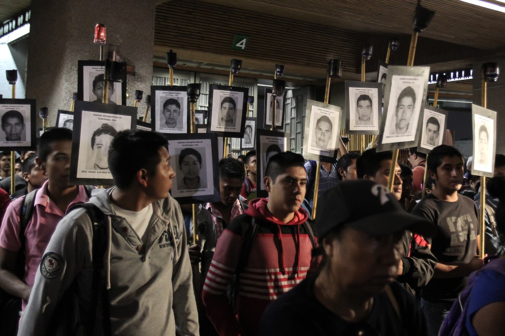 La marcha por los 43 de Ayotzinapa recorrió del Zócalo a la basílica de Guadalupe, en Ciudad de México.