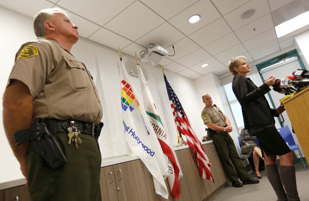 Flanqueada por el teniente David Smith (izq) y el sargento Jon Klaus, Sue Dunlap, president y CEO de Planned Parenthood Los Angeles se dirige a los medios de comunicación durante la aperture de una clínica de la organización en West Hollywood. / AURELIA VENTURA