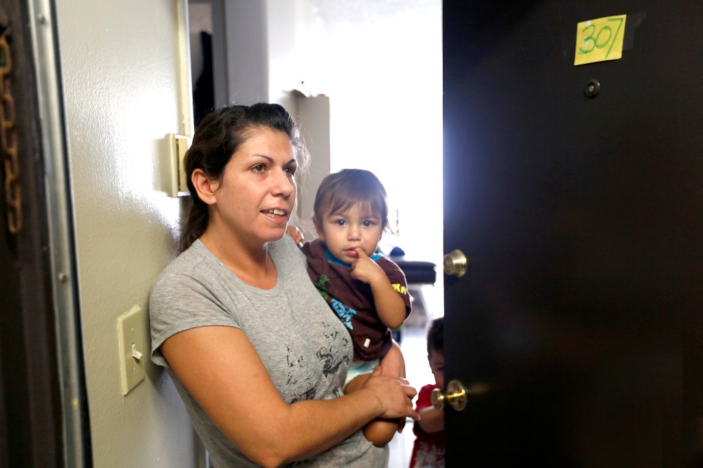 Nezy García tiene dos hijos y vive al lado de  Chromal Plating en Boyle Heights, una de las empresas que enfrentan acusaciones. /AURELIA VENTURA