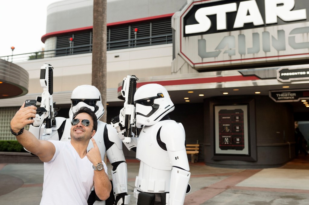 Luis Fonsi de tomó un 'selfie' con los Stormtroopers.