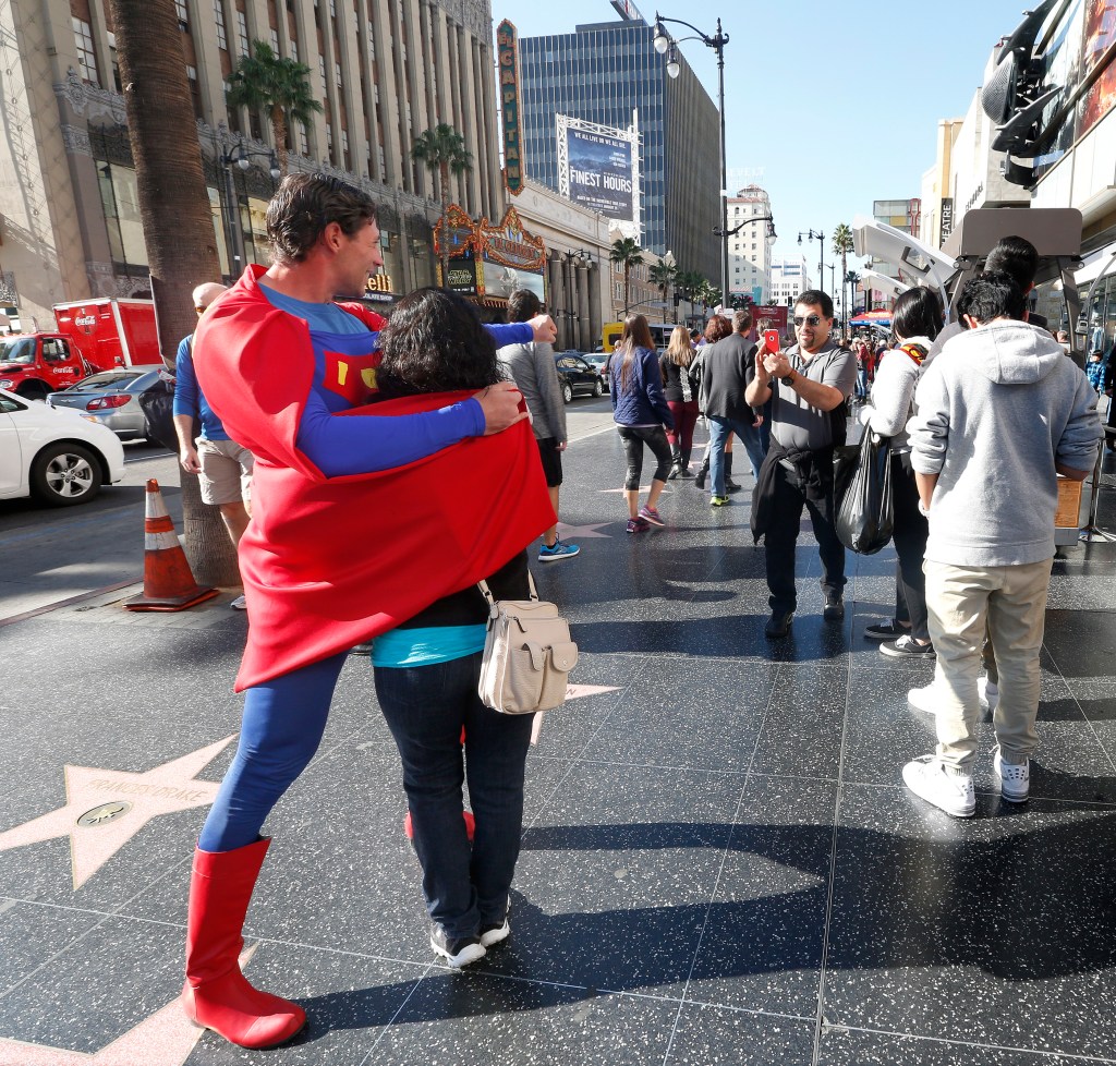 Muchos turistas de Hispanoamérica ahorran para disfrutar de vacaciones en Hollywood.