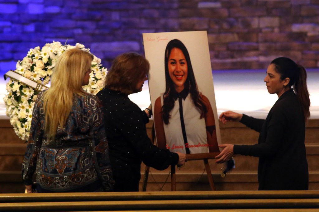 El 4 de noviembre se llevó a cabo la celebración fúnebre de la joven Nohemí González, asesinada en los ataques terroristas en París. (Pool photo/Los Angeles Times)