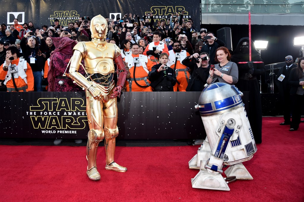 C3P0 y R2D2 también pasearon por la alfombra roja.