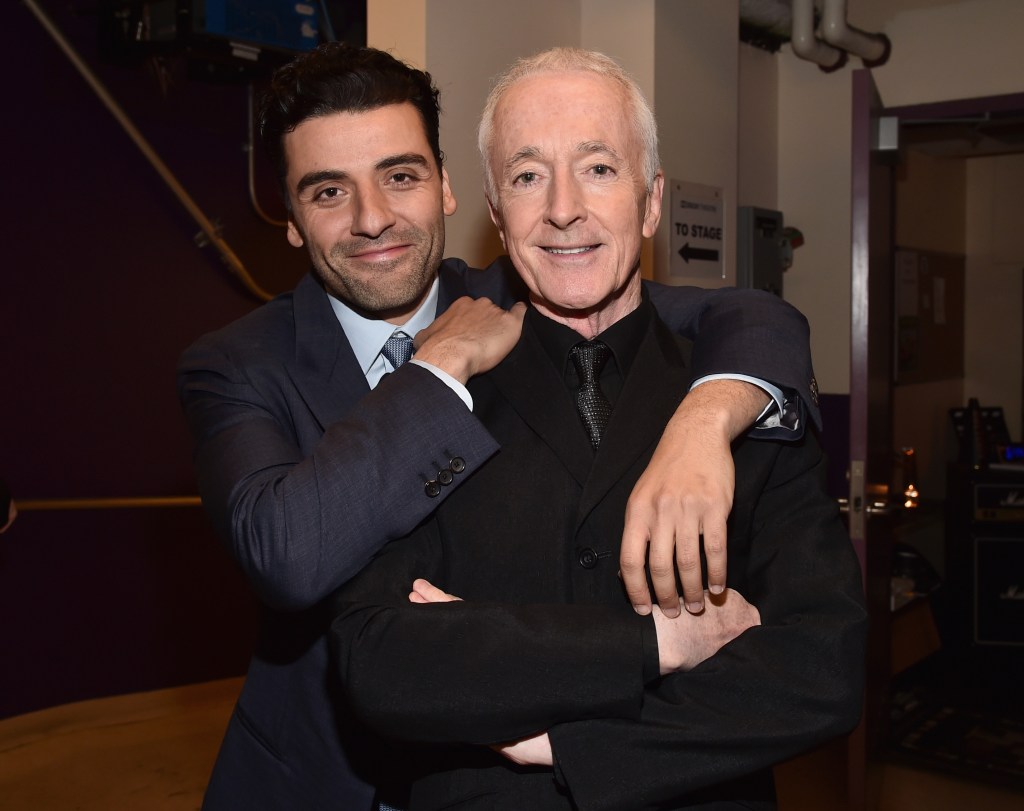 Óscar Isaac (izq,) y Anthony Daniels, el famosos C3P0. 