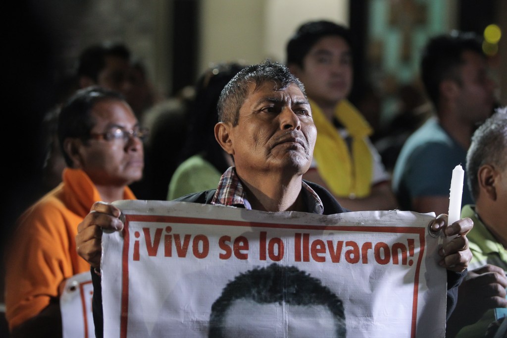 La marcha, organizada por padres de los jóvenes y varias organizaciones sociales, se planteó como una procesión, una caminata entre dos de los principales puntos religiosos de la ciudad, la Catedral Metropolitana y la basílica, y una misa.