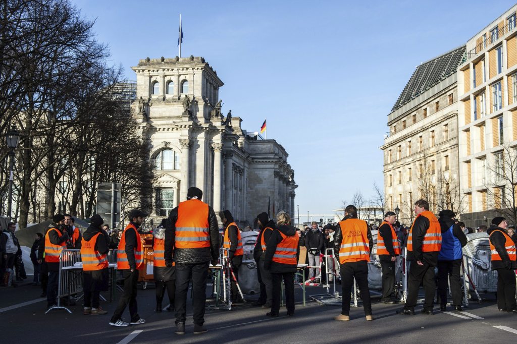 Miembros de los servicios de seguridad alemanes permanecen ante el Reichstag en Berlín, Alemania, hoy, 31 de diciembre de 2015. 