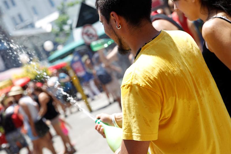 En Montevideo festejan fin de año en verano, ucon el tradicional festejo en el realizan una guerra de sidra cerca del puerto de la capital de Uruguay, tras rasgar los calendarios viejos y tirarlos desde sus oficinas. Foto: EFE