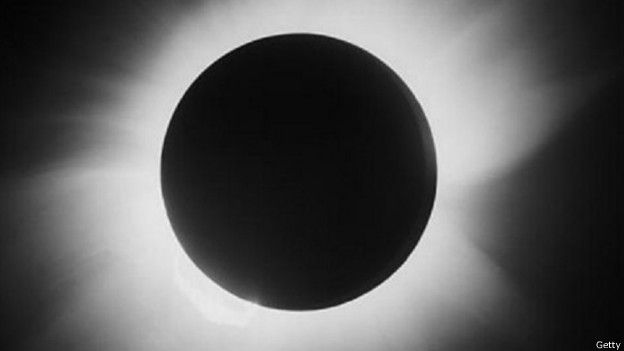 En un eclipse solar registrado en 1919 el científico británico Arthur Eddington comprobó la teoría de Einstein y lo convirtió en un ícono mundial.