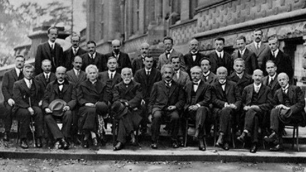 En octubre de 1927 se realizó la conferencia de Solvay, donde Einstein comenzó su lucha contra los físicos cuánticos.