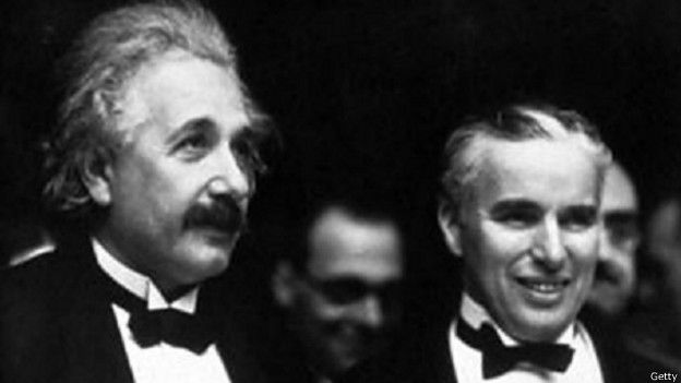 Dos estrellas. Charlie Chaplin le dijo a Einstein: "Todos nos ovacionan. A ti porque nadie te entiende y a mí porque todos lo hacen".