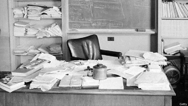 El escritorio del científico pocas horas después de que muriera en 1955.
