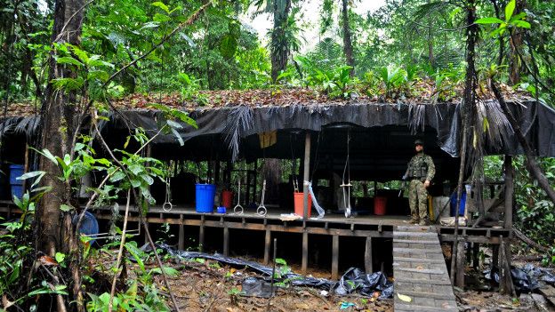 Aunque Márquez niega que las FARC están vinculadas directamente con el narcotráfico, el gobierno constantemente ha acusado a los rebeldes de tener laboratorios clandestinos en la selva.