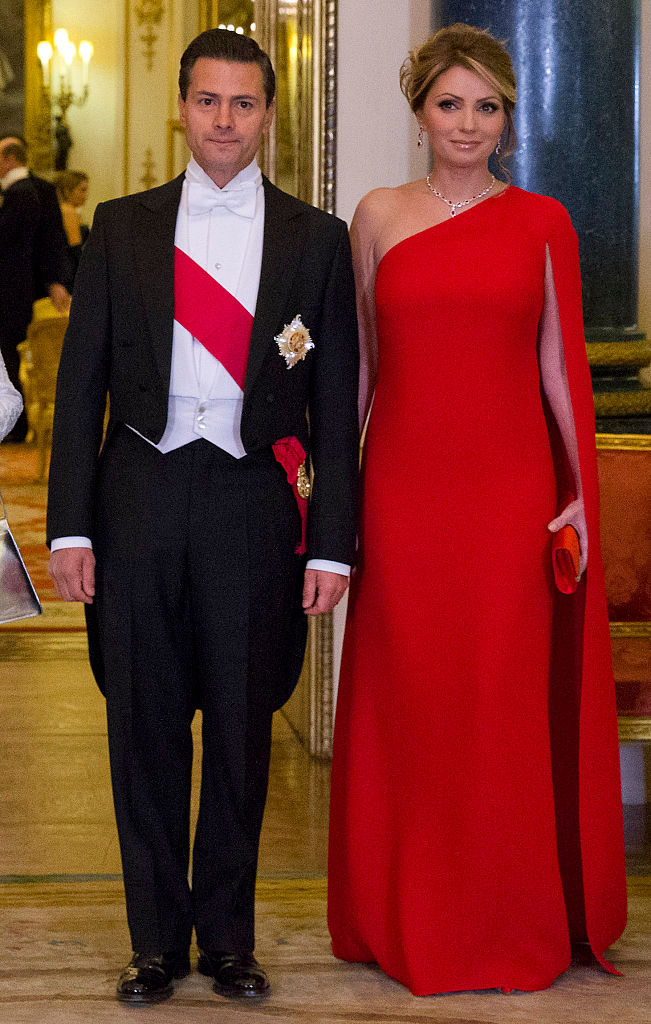 LONDON, ENGLAND - MARCH 03:  Mexican President Enrique Pena Nieto and his wife Angelica Rivera pose for a photograph before a State Banquet at Buckingham Palace on March 3, 2015 in London, England. The President of Mexico, accompanied by Senora Angelica Rivera de Pena, are on a State Visit to the United Kingdom as the guests of Her Majesty The Queen from Tuesday 3rd March to Thursday 5th March.  (Photo by Justin Tallis - WPA Pool /Getty Images)