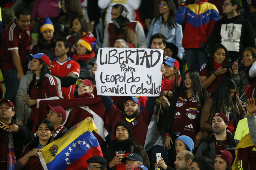 Durante la Copa América en Chile, algunos asistentes venezolanos desplegaron pancartas de apoyo a los presos políticos.