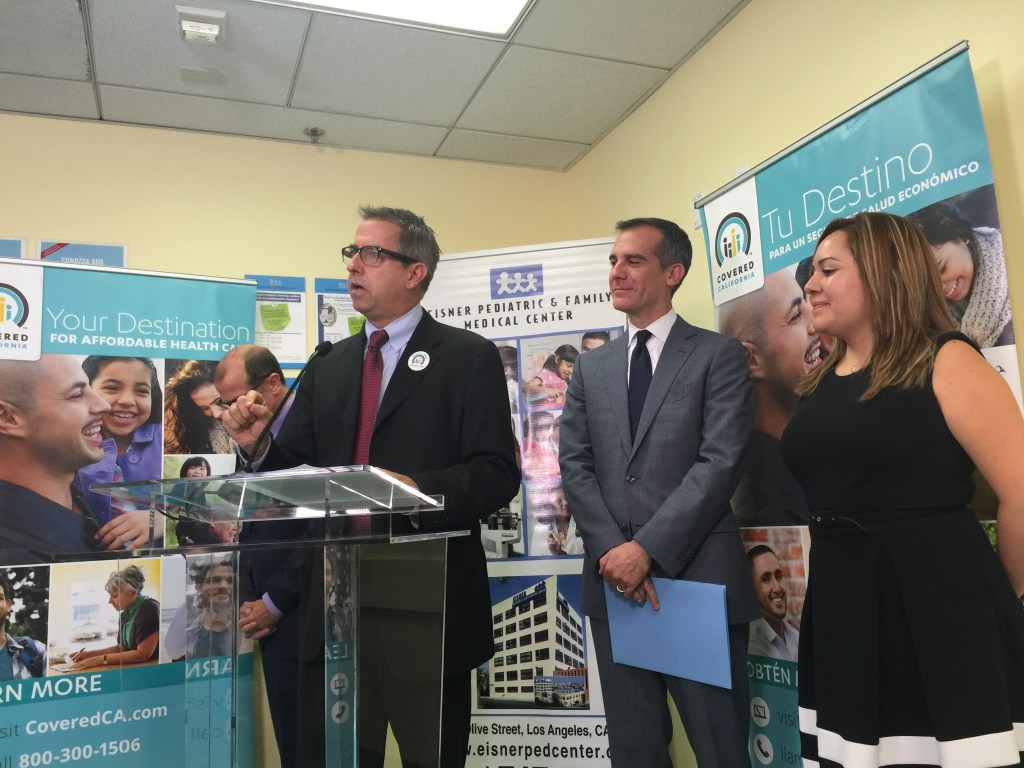 Peter Lee, director ejecutivo de Covered California, acompañado por el alcalde de LA Eric Garcetti invitan a las personas sin seguro médico a indagar sus opciones de cobertura de salud antes de que termine el período de inscripción abierta.