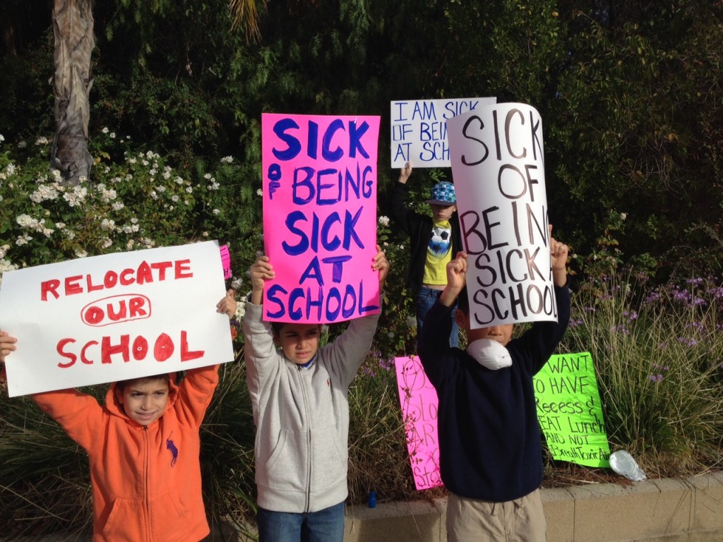 Niños también tomaron parte en la protesta realizada ayer. /FRANCISCO CASTRO