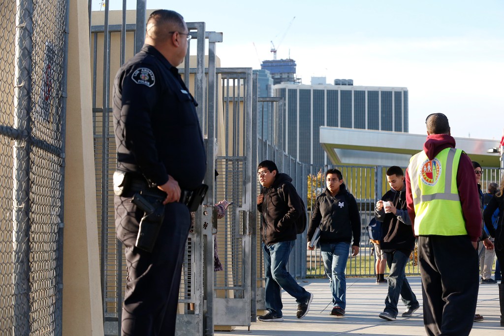 Tras la amenaza del martes, el LAUSD reanudó su jornada académica, pero no sin antes tomar medidas de precaución.