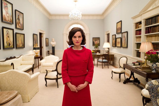 Así luce Natalie Portman caracterizada de Jackie Kennedy.