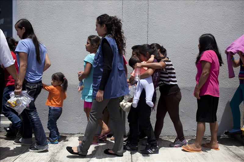 ICE reanuda las deportaciones de familias migrantes. EFE