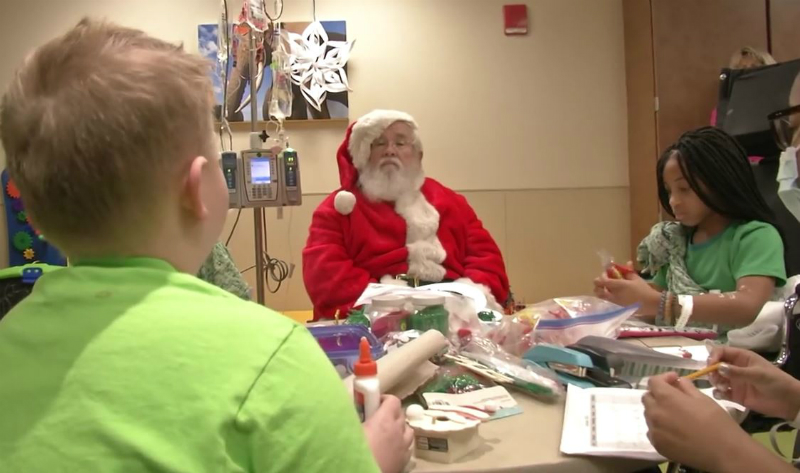 Un año más, Mr. Young puede visitar a los niños del Hospital Universitario de Kansas y disfrutar con ellos estas Navidades.