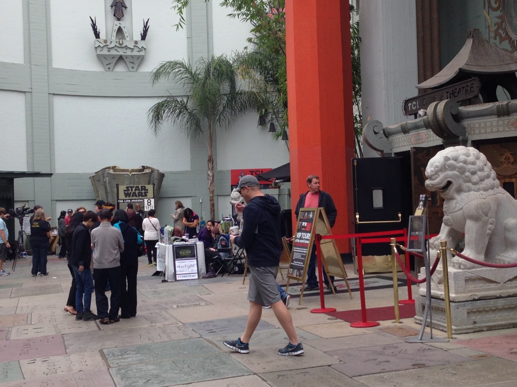 Aspecto de la entrada al TLC Chinese Theater. Los fans de 'Star Wars' están acampando al fondo de la imagen.