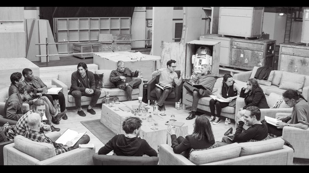 Óscar Isaac, izq. a la der.  de John Boyega, y dos a la izq. de Mark Hamill, en la primera imagen de todo el reparto reunido del filme.