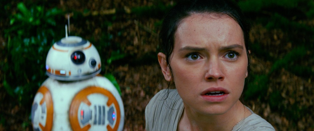 'The Force Awakens' está protagonizada por Daisy Ridley, en la imagen junto al droide BB8.