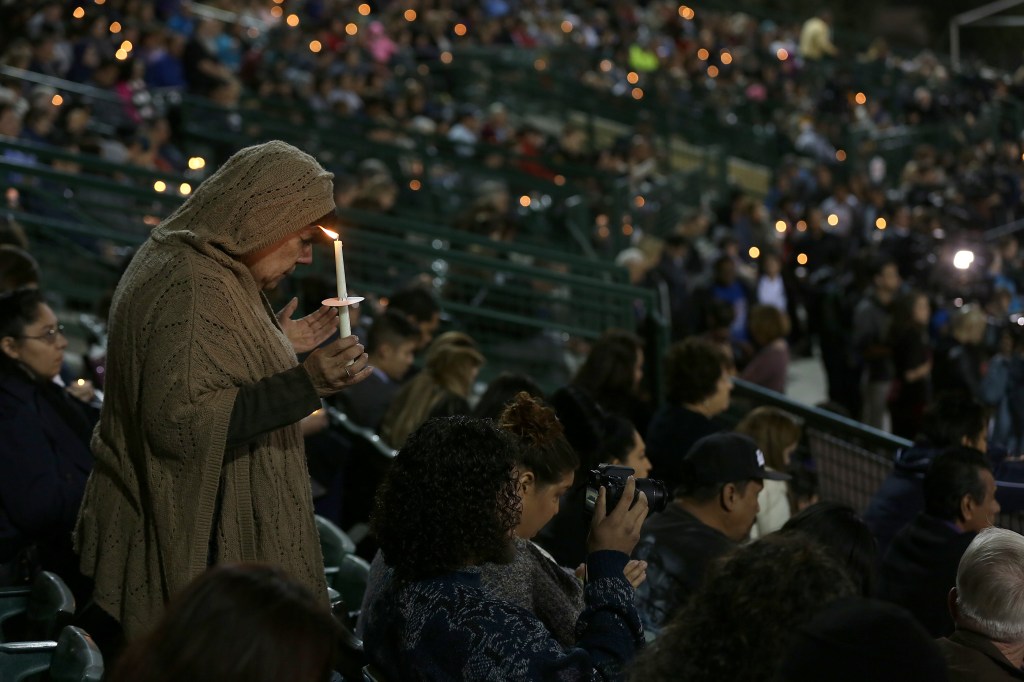 Vigilia en San Bernardino para honrar a las víctimas de la masacre. Foto: Aurelia Ventura/La Opinión