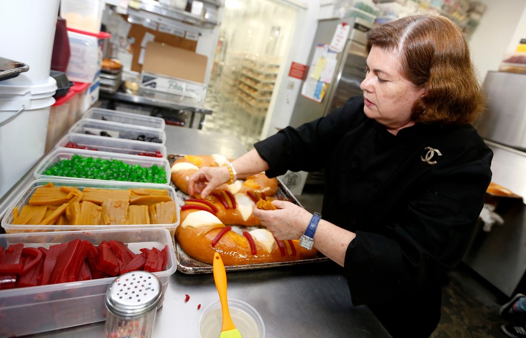 01/05/16 /LOS ANGELES/Owner of LA Gourmet Bakery Guadalupe Martinez prepares the traditional Rosca de Reyes at her bakery in Downtown Los Angeles. (Photo by Aurelia Ventura/La Opinion)