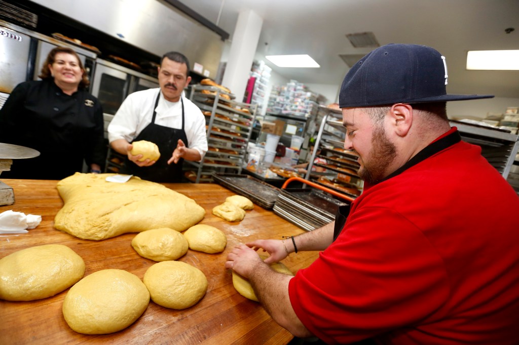 El chef José Favela prepara la tradicional rosca en LA Gourmet Bakery en el centro de Los Ángeles. /AURELIA VENTURA