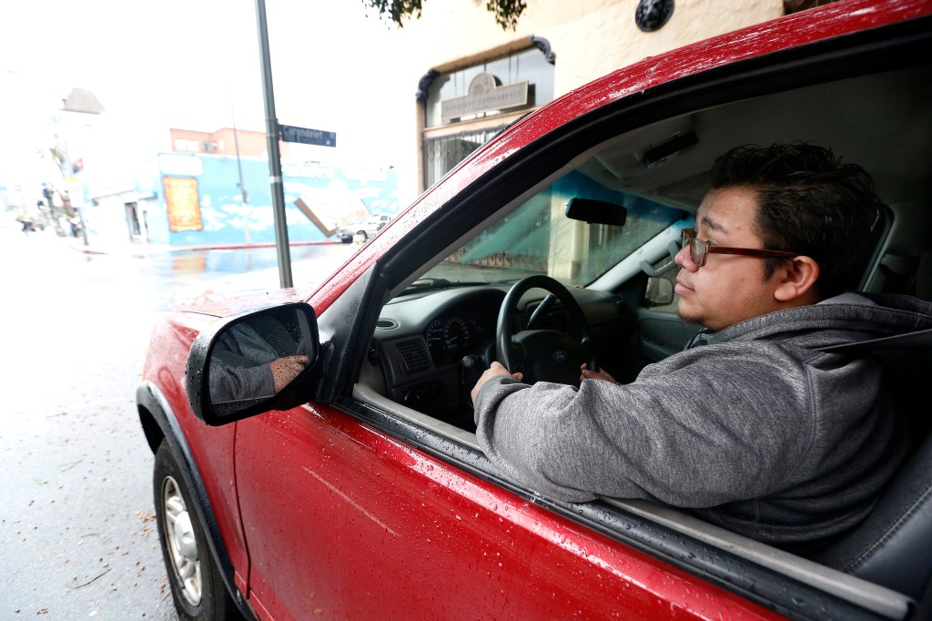 Luis Gonzáles sale a la calle con miedo a que las autoridades le decomisen el auto. Aún no tiene una licencia de manejo. /AURELIA VENTURA